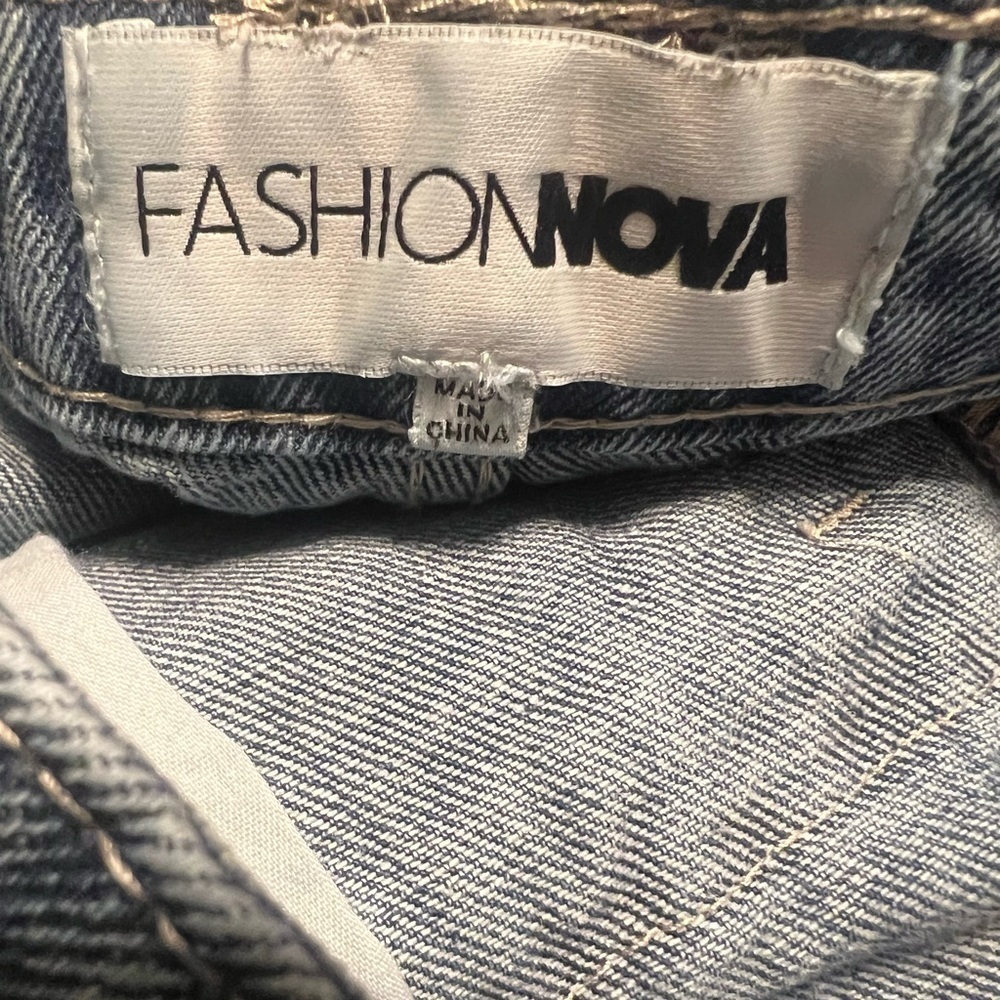 Fashion Nova Non Stretch Cargo Shorts - Medium Wash (7). NWOT - Picture 5 of 6